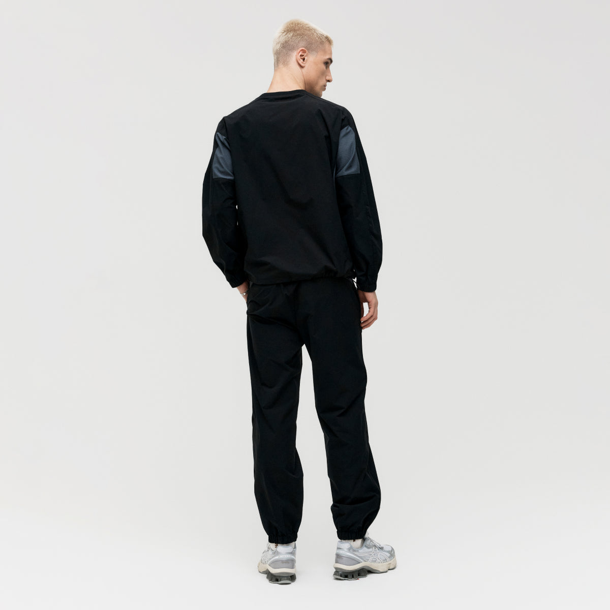 ESSENTIAL STRETCH WIND PULLOVER - BLACK