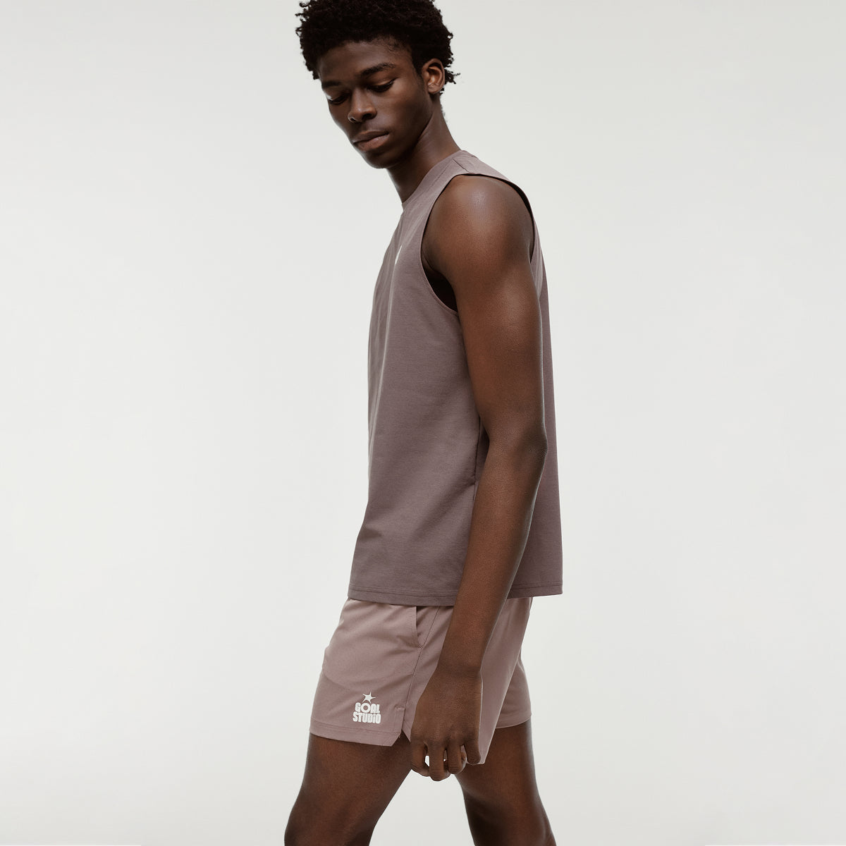 M'S ESSENTIAL AIRDRY SLEEVELESS - BROWN
